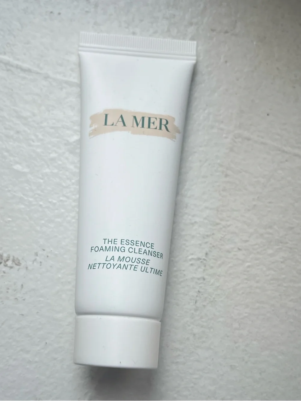 La Mer The Essence Foaming Cleanser — White with Beige Logo
